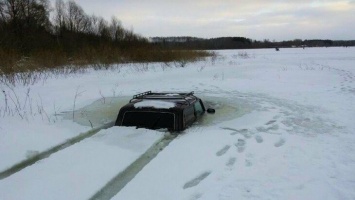 В Югре отечественный автомобиль провалился под лед. Погибла беременная женщина и ребенок