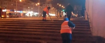В Калуге коммунальщики продолжают чистить город от наледи