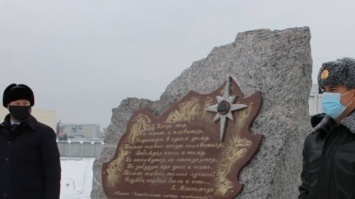 Памятную аллею в честь алтайских пожарных открыли в Барнауле
