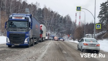 Скопление большегрузов блокировало движение в Кемерове
