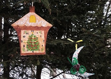 Сквер АОДНТ в Благовещенске украсили домики, часы и птицы