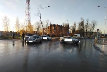 Под Калининградом гололед стал причиной трех ДТП с тремя машинами (фото)