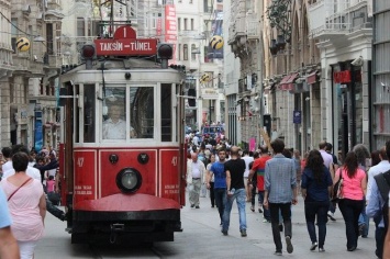 Неизвестные девушки избили 80-летнего мужчину и полицейских в Турции