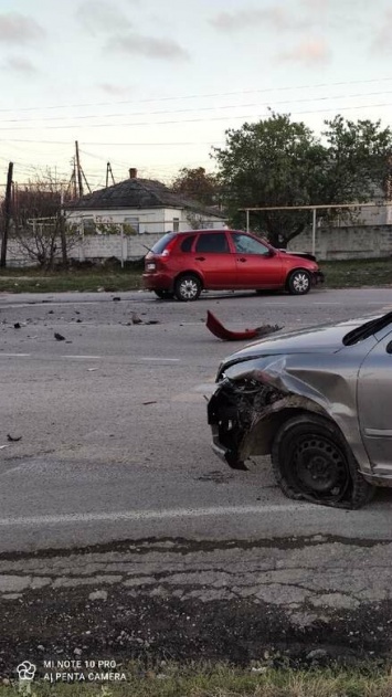 Две легковушки столкнулись на трассе Симферополь-Феодосия: девушку-водителя увезли на "скорой", - ФОТО