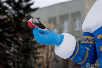 Власти города в Кузбассе решили обзавестись надувной Снегурочкой