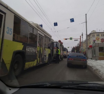 Маршрутки и троллейбус столкнулись в центре Кемерова