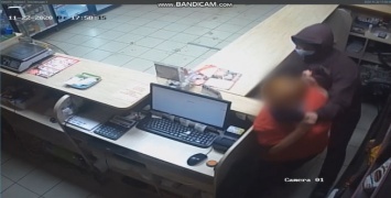 Полиция объявила в розыск ограбившего магазин агрессора в Кузбассе