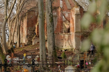 На руинах кирхи Шаакена устроили кладбищенскую свалку