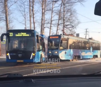 Трамвай протаранил новый автобус в Кемерове
