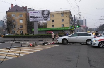 В центре Калининграда автомобиль снес светофор (фото)