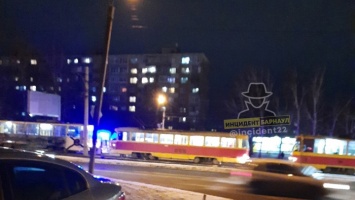 Под колеса трамвая попала жительница Барнаула