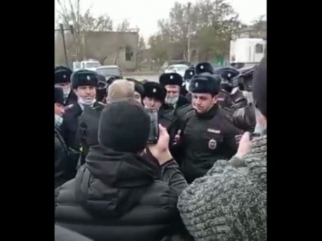 Полицейские Дагестана потребовали отпустить задержанного ФСБ полковника полиции