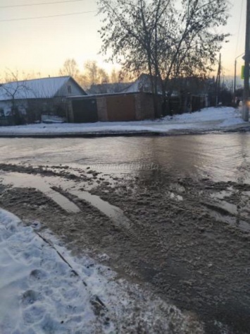 Вода затопила дорогу после прорыва труб на одной из улиц Барнаула