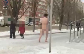 Гулявший по улице голый мужчина шокировал жителей Уфы