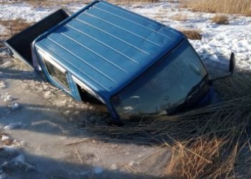 В Ивановском районе рыбак утопил машину в озере