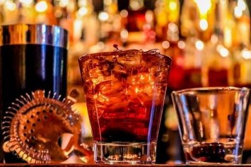 Посетители британских баров смогут выпивать только с приемом пищи
