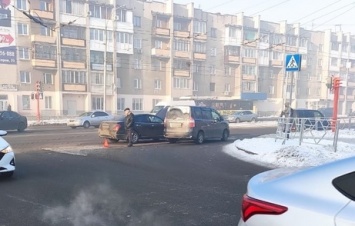 Два автомобиля затруднили проезд на кемеровском перекрестке