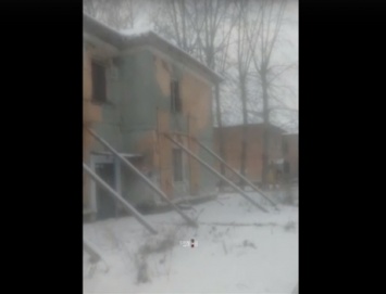 Сибирские коммунальщики "починили" аварийный дом с десятками несовершеннолетних и пенсионеров палками