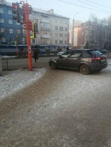 Маневр автомобилиста на пешеходном переходе возмутил жителей Ленинска-Кузнецкого