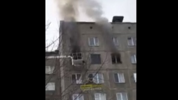 Женщину, пострадавшую на пожаре в Барнауле, увезли в ожоговый центр