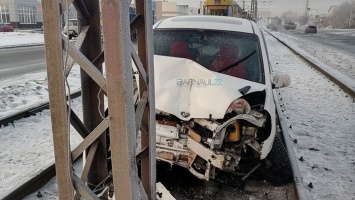 Иномарка разбилась на трамвайных путях в Барнауле