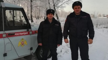Барнаульские росгвардейцы помогли тушить пожар в многоквартирном доме