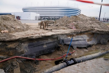 Возле стадиона «Калининград» борются с прорывом водопровода (фото)
