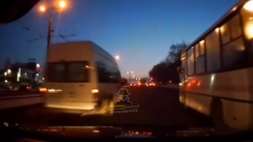 Появилось видео, где алтайский «гонщик» на маршрутке въезжает в автобус