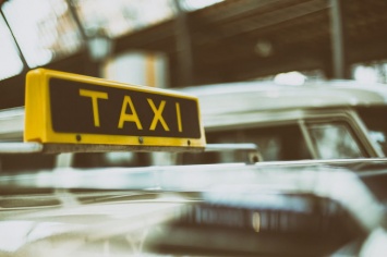 Таксист избил сибирячку крышкой багажника за замечание