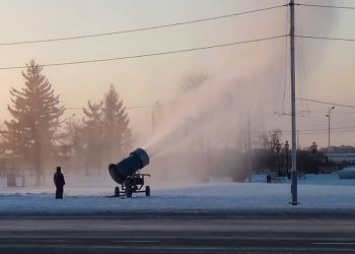 В Благовещенске на площади Ленина заработала снежная пушка