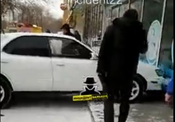 В Барнауле иномарка на «автопилоте» въехала в витрину магазина