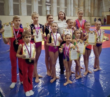 Акробаты из Ялты завоевали шесть комплектов медалей Республиканских соревнований