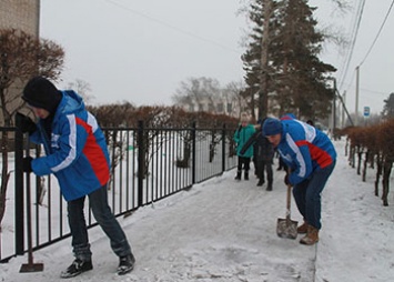 «Снежный десант» убирает лед с улиц в Приамурье