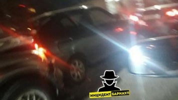 Сразу четыре авто столкнулись в Барнауле. Двое пострадали