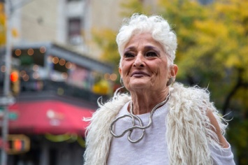"Tinder-бабушка" из США решила найти любовь после десятилетий беспорядочного секса