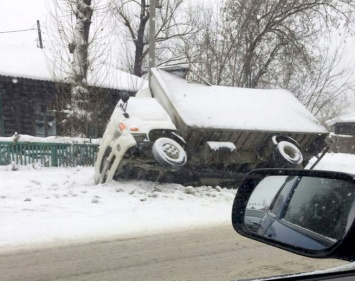 Автофургон завалился набок в кювете кемеровской улицы