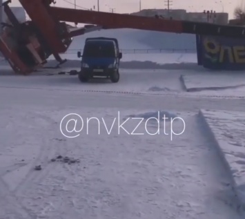 Автокран опрокинулся на бок во время демонтажа рекламы в Кузбассе