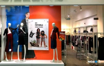 Новосибирский магазин взял фото темнокожей модели для рекламы "Черной пятницы"