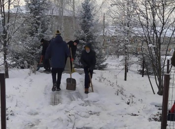 Медийные отряды: волонтеры Барнаула устроили акцию из «спасения» памятников войны из «снежного плена»