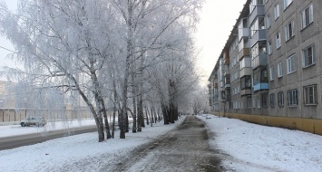 В Барнауле посыпают тротуары песком без добавления соли
