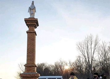 На въезде в Константиновку появилась стела с Богородицей