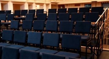 В Молодежном театре Алтая установили новые кресла для зрителей