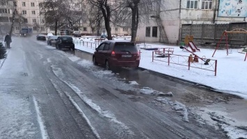 В Барнауле начали устранять коммунальную аварию возле детского сада