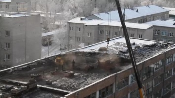 В Барнауле оштрафован подрядчик, сбросивший строительный мусор с крыши политеха