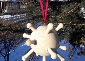 Амурчанин сделал новогодний шар-коронавирус