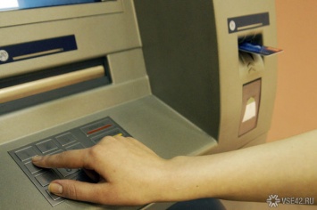 Попутчица похитила у кузбасского автомобилиста банковскую карту вместе с записанным пин-кодом