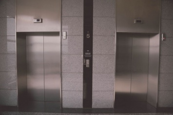 Лифт с двумя женщинами и детьми упал в челябинском доме