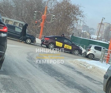 Тройное ДТП с такси произошло на кемеровском проспекте