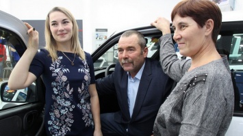 Победителям трудового соревнования в Алтайском крае вручили ключи от автомобилей
