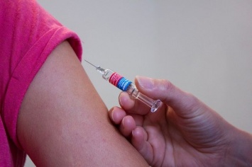 Заслуженный врач РФ заявил об агитации против вакцинирования от COVID-19 в соцсетях
